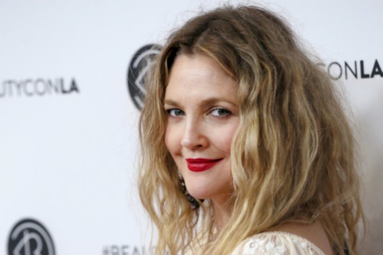 Drew Barrymore, dedesinin cesedinin "son bir parti için" morgdan çalındığını doğruladı