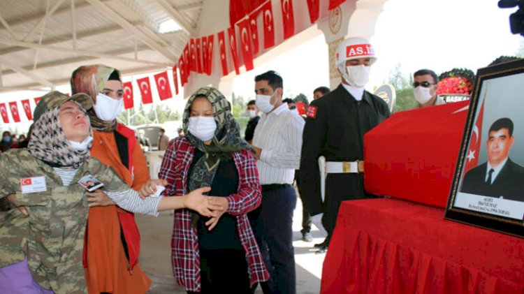 Sudenaz, parkasını giydiği şehit babasının tabutuna sarılarak gözyaşı döktü