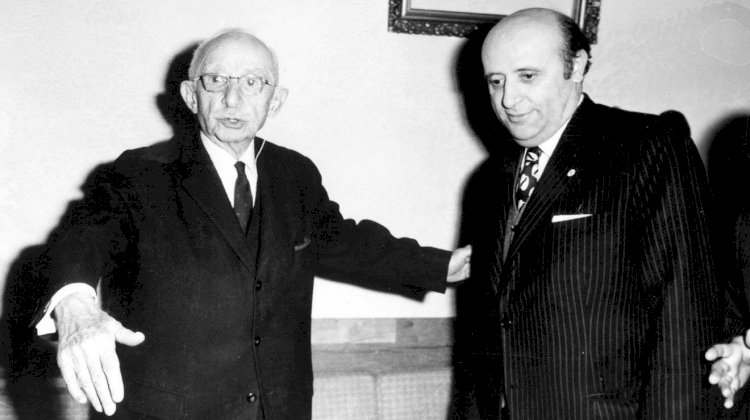 Süleyman Demirel, kendi mitingine Bülent Ecevit'in resmi ile gelen çocukla fotoğraf çektirmişti