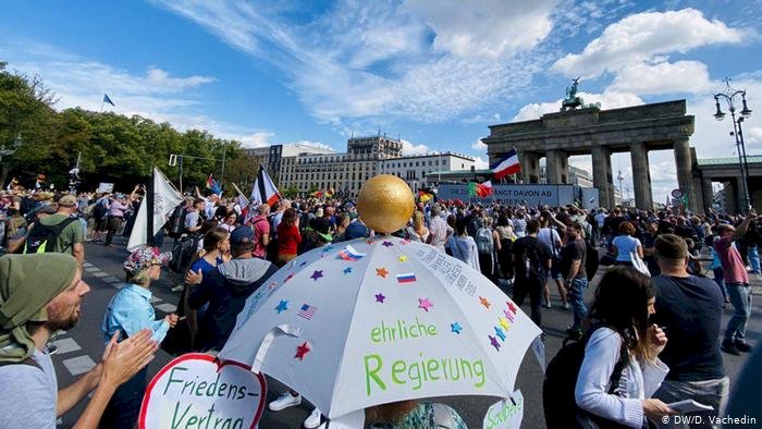 Berlin polisi tartışmalı gösteriyi dağıttı