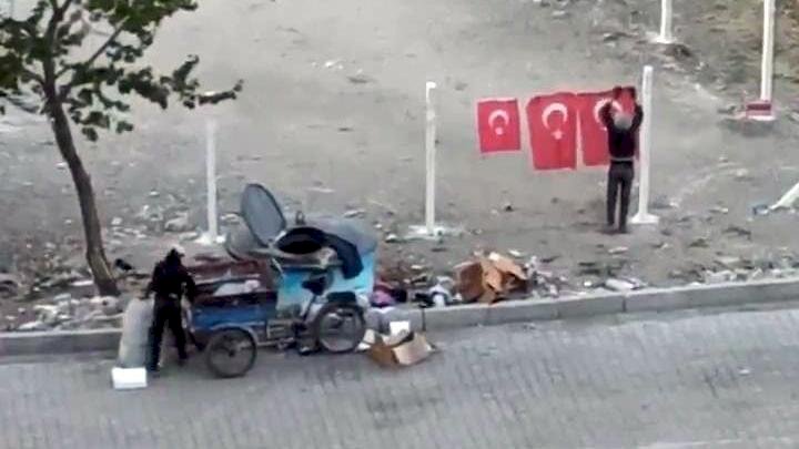 Çöpte buldukları bayraklara sahip çıkan iki kardeş 30 Ağustos töreninde