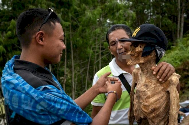 Endonezyalı kabile, mezardan çıkardığı ölülere sigara içiriyor