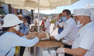 Geleneksel “Aşure Günü” Ayvalık Cumhuriyet Meydanı’nda gerçekleştirildi.