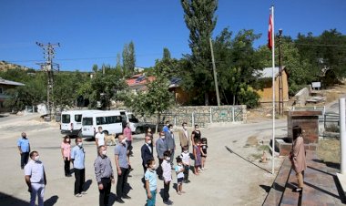 Tunceli'de, PKK'lı teröristlerin şehit ettiği 6 öğretmen anıldı