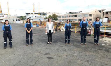 ŞEHİR HATLARINDA BİR İLK: BEŞ KADIN GEMİCİ İŞBAŞI YAPTI