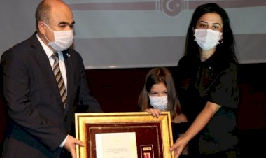 Şehit babasının madalyasını 7 yaşındaki kızı aldı