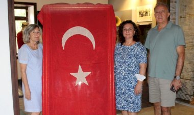 Avustralyalı askerin ülkesine götürdüğü bayrak yüz yıl sonra vatanına döndü