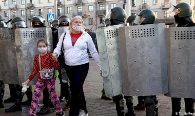 Belarus'ta kadınlardan Lukaşenko'ya: Utan!