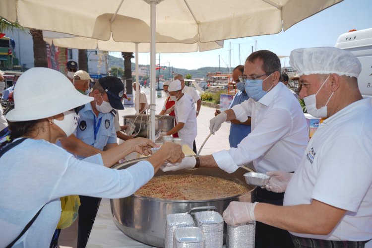 Geleneksel “Aşure Günü” Ayvalık Cumhuriyet Meydanı’nda gerçekleştirildi.