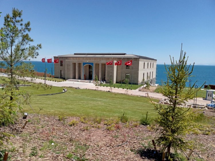 Bitlis Ahlat Cumhurbaşkanlığı Külliyesi ile Gençlik Merkezi’ne Form İmzası