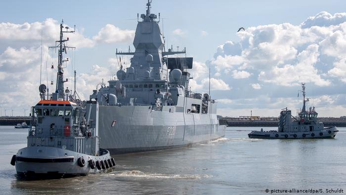 Alman fırkateyni Libya'ya giden BAE gemisini çevirdi