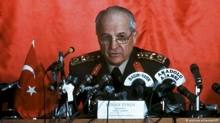 12 Eylül öncesi Demirel ve Ecevit'e kimden mesaj gitti?
