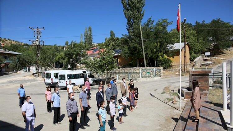Tunceli'de, PKK'lı teröristlerin şehit ettiği 6 öğretmen anıldı