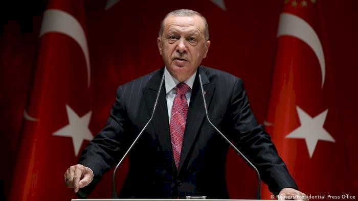 Erdoğan’dan Macron’a “kifayetsiz muhteris” çıkışı