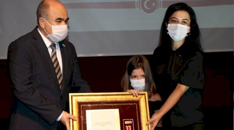 Şehit babasının madalyasını 7 yaşındaki kızı aldı
