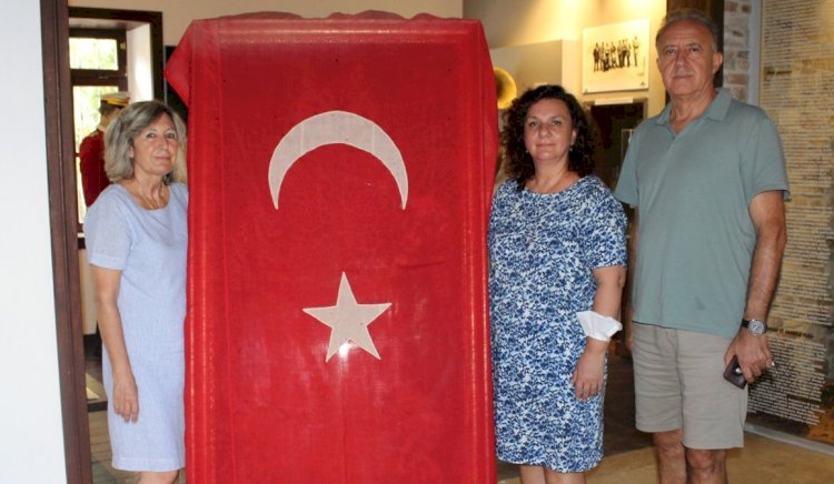 Avustralyalı askerin ülkesine götürdüğü bayrak yüz yıl sonra vatanına döndü