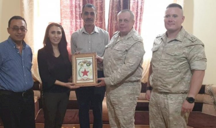 Rus askeri heyeti PYD'lilere plaket verdi