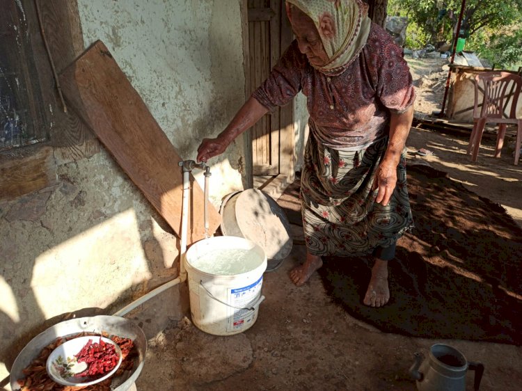 80 YAŞINDAKİ EMİŞ TEYZE’NİN SU HASRETİ SONA ERDİ