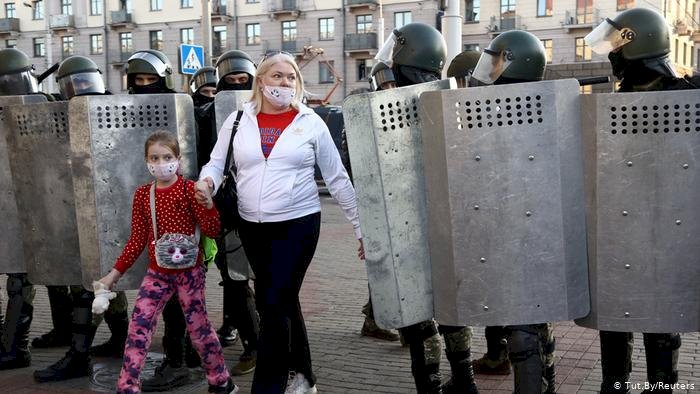 Belarus'ta kadınlardan Lukaşenko'ya: Utan!