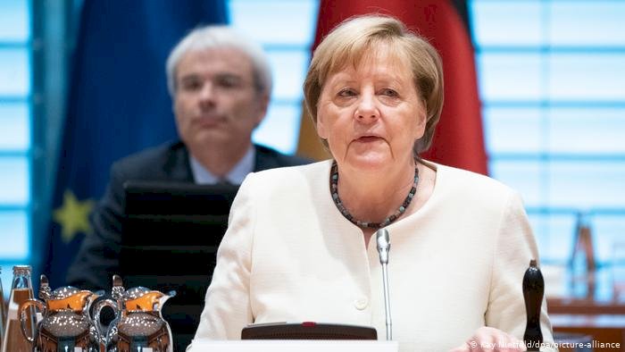 Merkel Paşinyan ve Aliyev'i arayarak ateşkes çağrısı yaptı