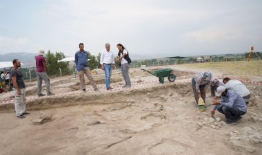 Ekşi Höyük kazı çalışmalarında 8 bin 600 yıllık kemikten iğne ve ağırşaklar bulundu