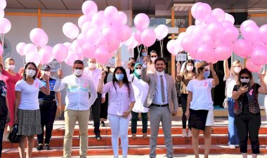 MEME KANSERİNE KARŞI GÖKYÜZÜNE PEMBE BALONLAR BIRAKILDI