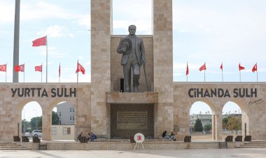 DİDİM’DE ATATÜRK HEYKELİ BOYANDI