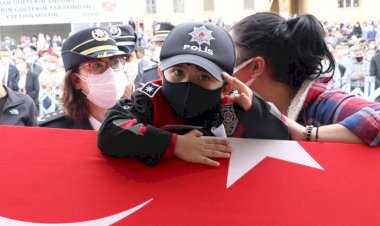 Şehit babasını, asker selamıyla uğurladı