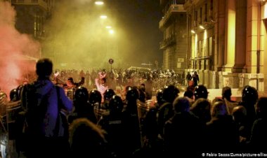Napoli'de sokağa çıkış yasağına karşı protesto
