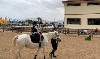 Ödemiş Belediyesi Taypark’ta çocuklar için atla gezinti turları başladı 