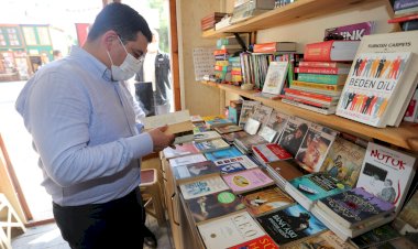 Tütüncü’den Cemil Meriç Kitaplığı’na kitap bağışı