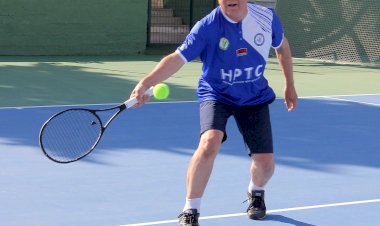 Başkan Akay tenisçilerle buluştu, tenis oynadı