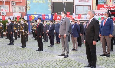 EDREMİT’YE CUMHURİYET’İN 97. YILI KUTLANDI