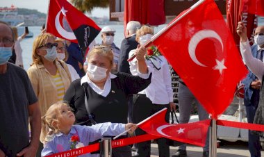 AYVALIK, CUMHURİYET BAYRAMI İÇİN SÜSLENDİ
