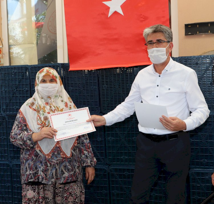 Bayındır'da Kadınlar Zeytinde Yeni Hasat Teknolojileri ile Buluşuyor