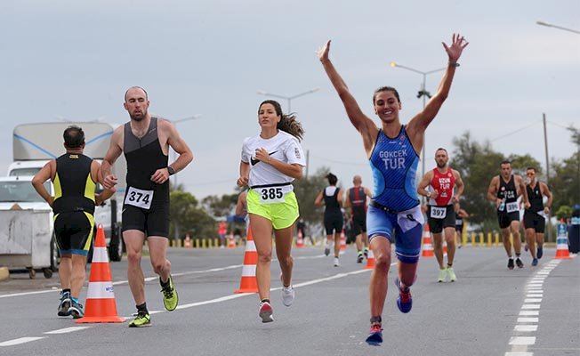 İSTANBUL SPRİNT TRİATLONU 300 SPORCUNUN MÜCADELESİNE SAHNE OLDU