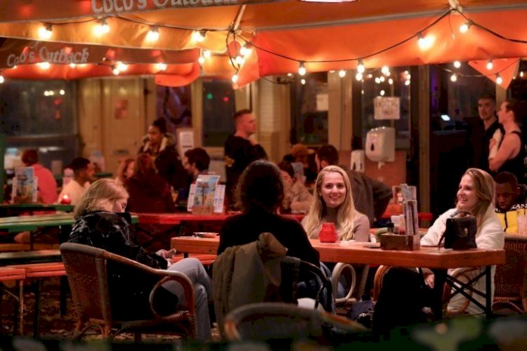 Koronavirüs: Hollanda'da kafe ve barlar kapatılınca gençler otel partilerine yöneldi