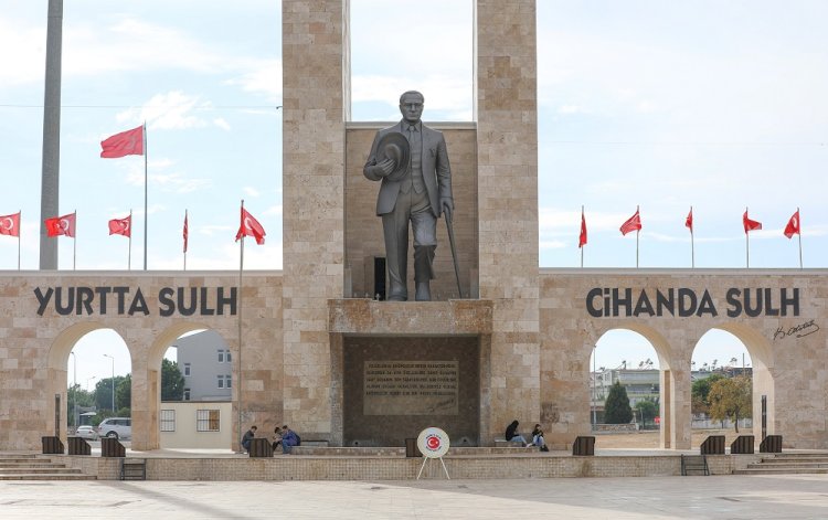 DİDİM’DE ATATÜRK HEYKELİ BOYANDI