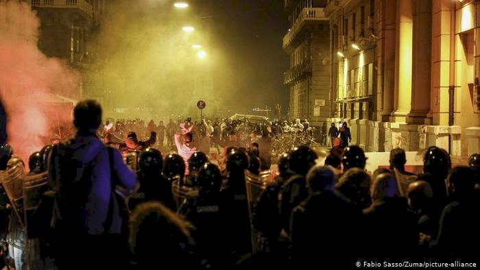 Napoli'de sokağa çıkış yasağına karşı protesto