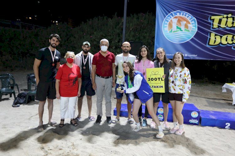 Cumhuriyet Plaj Voleybolu Turnuvası Şampiyonları Ödüllerine Kavuştu