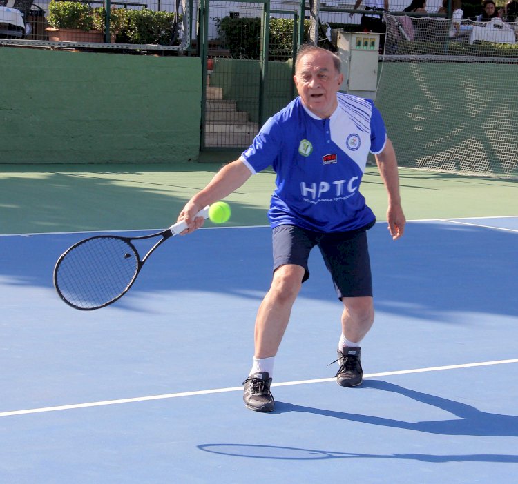 Başkan Akay tenisçilerle buluştu, tenis oynadı