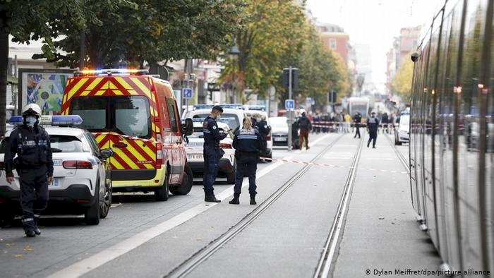 Nice'de bıçaklı saldırı: Üç ölü