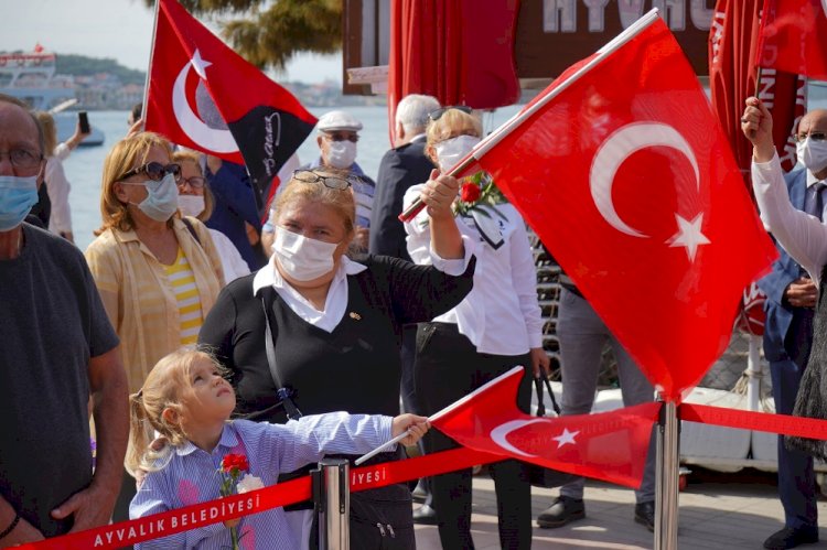 AYVALIK, CUMHURİYET BAYRAMI İÇİN SÜSLENDİ