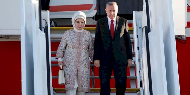 Hürriyet yazarı Hande Fırat'tan  First Lady  Emine Erdoğan'a hakaret gibi bir yazı!