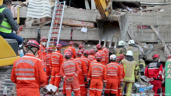 İzmir depreminde ölenlerin sayısı 35'e yükseldi