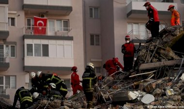 İzmir'de arama kurtarma çalışmaları sürüyor
