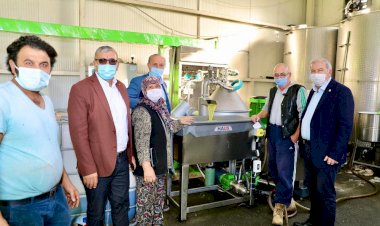 BAŞKAN ATABAY’DAN ZEYTİNYAĞI FABRİKALARINA ZİYARET