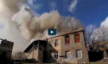 Dağlık Karabağ'dan ayrılan Ermeniler evlerini ateşe veriyor