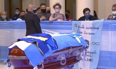Maradona: Yüz binlerce hayranı 'ölümsüz dev'i son kez selamlamak için sıraya girdi