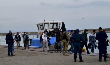 AB sınır gücü Frontex, Yunanistan’ın göçmenlere yönelik yasadışı uygulamalarının üstünü mü örtüyor?